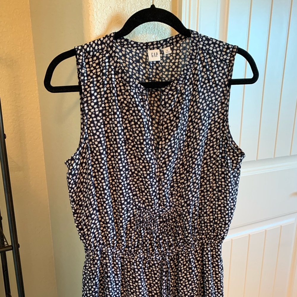 GAP Women’s navy blue and white flower print dress